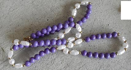 Vintage 1970s Blue and White Beaded Necklace