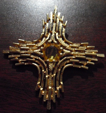 Beautiful Vintage Sarah Cov Gold Tone Pendant