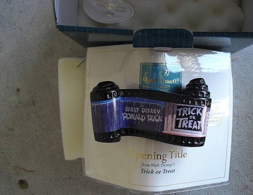 Disney Classics Collection Title Trick or Treat Movie Scroll Fig
