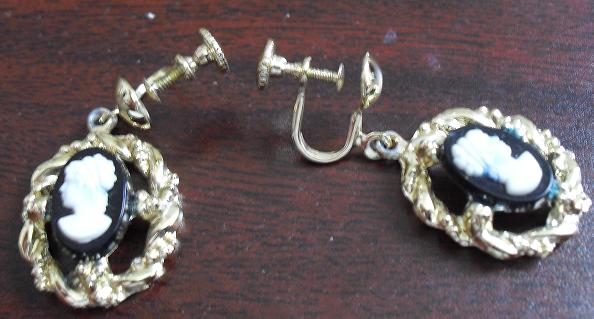 Unique Gold Tone MEtal Cameo Clip on Earings