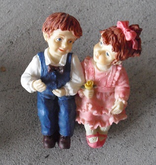 Resin Boy and Girl Sitting Dollhouse Figurine