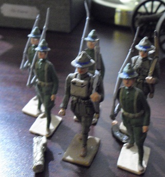 Lot of 6 Vintage Lead Army Soldiers