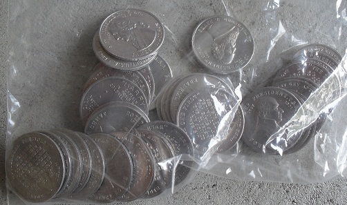 Large Lot of 32 Vintage Shell or Sunoco Aluminum Presidents Toke