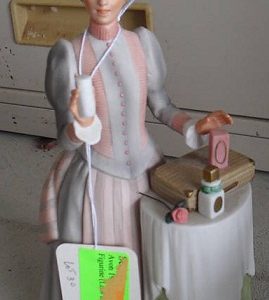 1984 AVON Mrs Albee Award Figurine President's Club